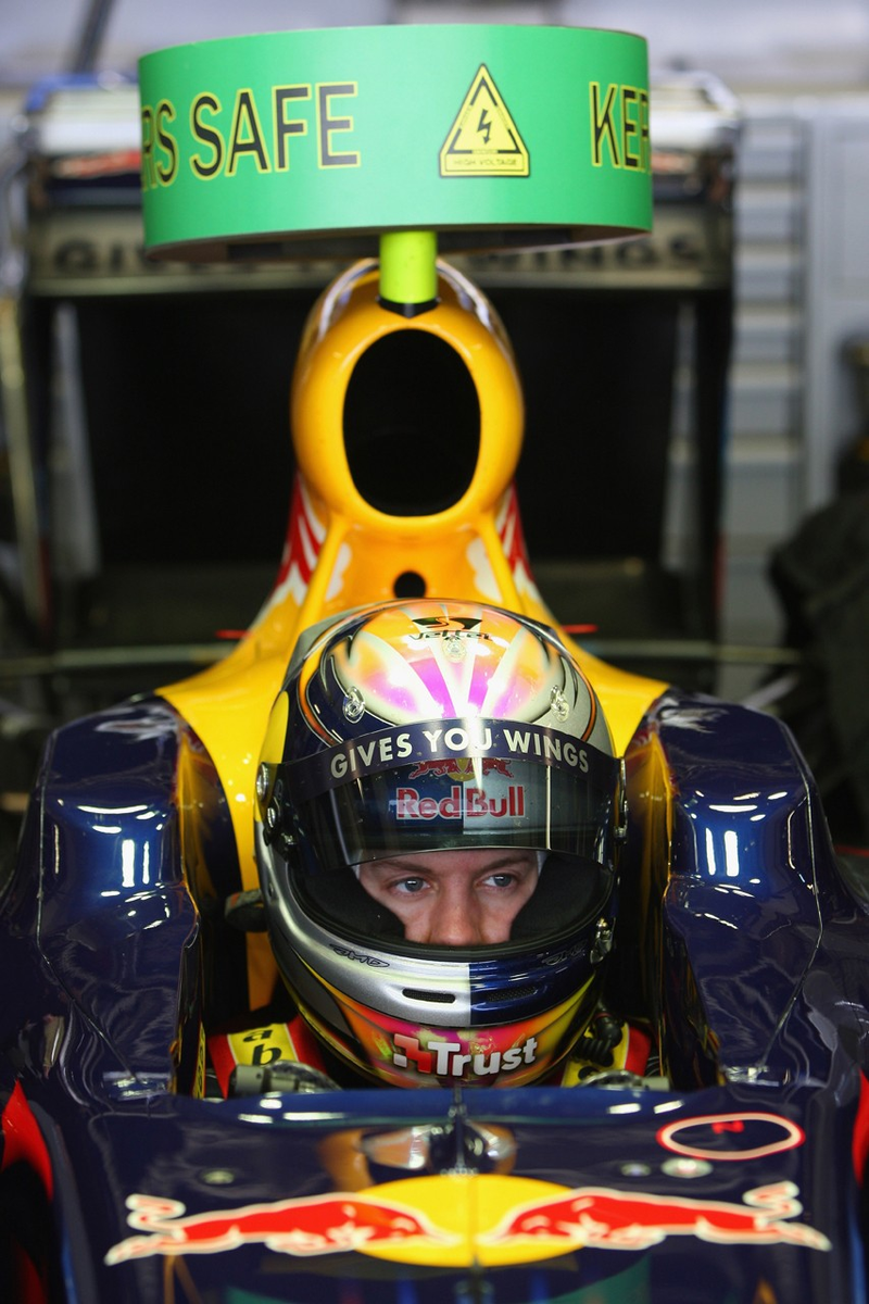 Illustration for article titled Red Bull Racing 2009 RB5 F1 Car Debuts At Circuito De Jerez, Gets Wings